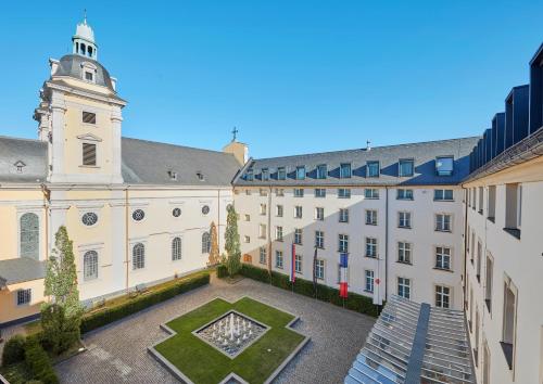 an aerial view of a building with a courtyard at Living Hotel De Medici in Düsseldorf