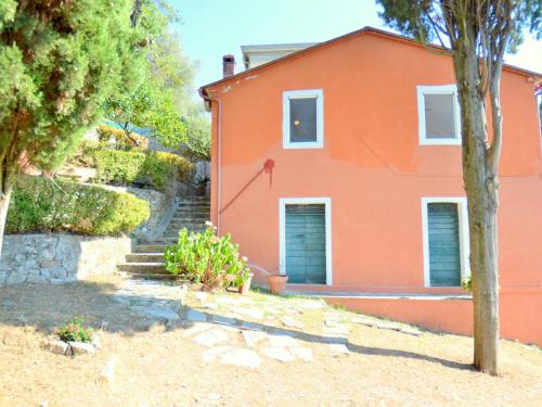 House overlooking the lake, in a hilly position