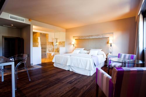 Posteľ alebo postele v izbe v ubytovaní Hotel & Winery Señorío de Nevada