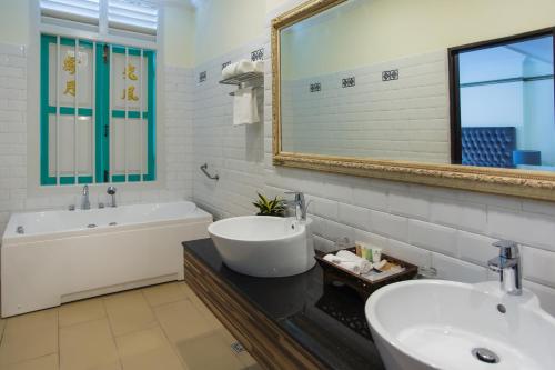 A bathroom at Aava Malacca Hotel