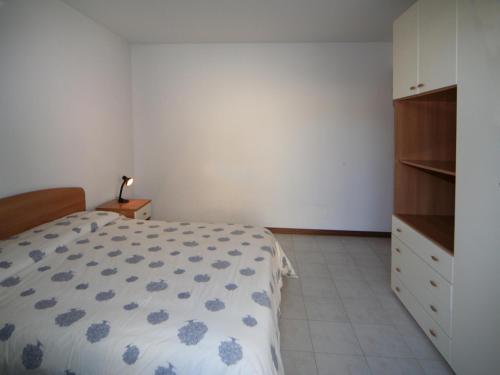 リニャーノ・サッビアドーロにあるMimosaのベッドルーム1室(ベッド1台、ドレッサー付)