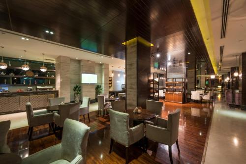 Lounge o bar area sa Boudl Al Qasr