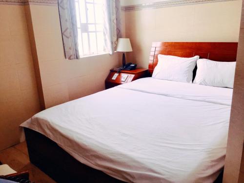 Thanh An Hotel tesisinde bir odada yatak veya yataklar