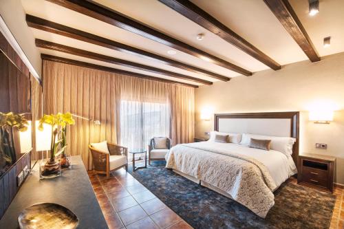 A bed or beds in a room at Hotel La Caminera Club de Campo