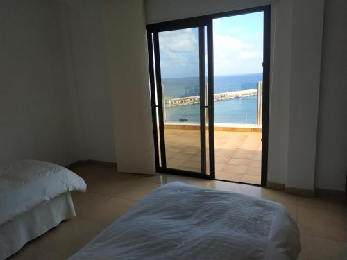 サンタ・クルス・デ・ラ・パルマにあるAtico luminosoのベッドルーム1室(ベッド1台付)が備わります。