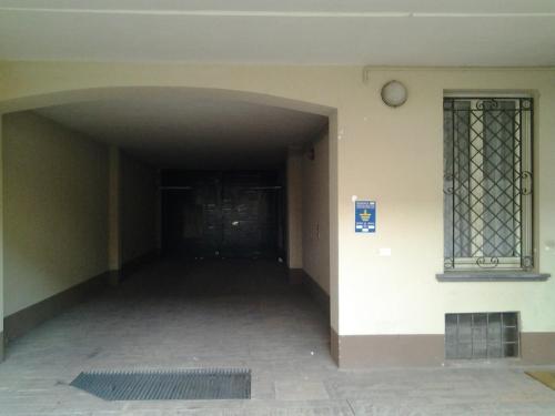 an empty hallway with a door in a building at Casina Volamerlo in Cremona