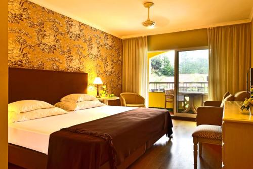 Postel nebo postele na pokoji v ubytování Pestana Village Garden Hotel