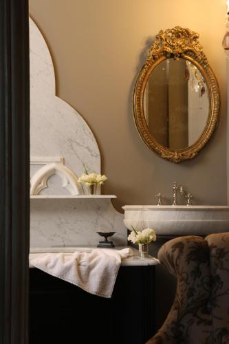 a bathroom with a sink and a mirror at Jardins Secrets in Nîmes