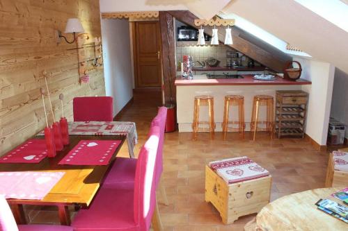Le Refuge Géromois في جوراردُميه: مطبخ وغرفة طعام مع طاولة وكراسي