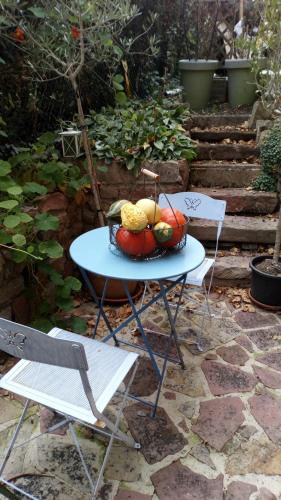 una mesa con un bol de fruta y dos sillas en L'ateliere en Ottrott