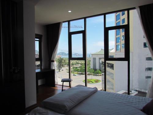 Una cama o camas en una habitación de Ivy Hotel Bai Chay Ha Long