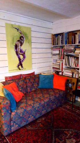 uma sala de estar com um sofá com um skate na parede em L'ateliere em Ottrott
