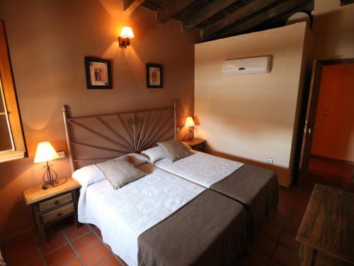 מיטה או מיטות בחדר ב-Posadas De Granadilla