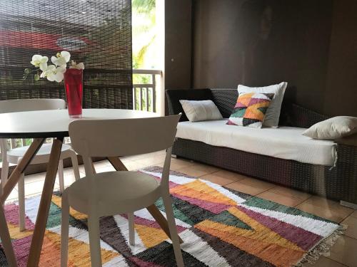 un soggiorno con un tavolo e un divano di Casa Bella a Saint-Pierre