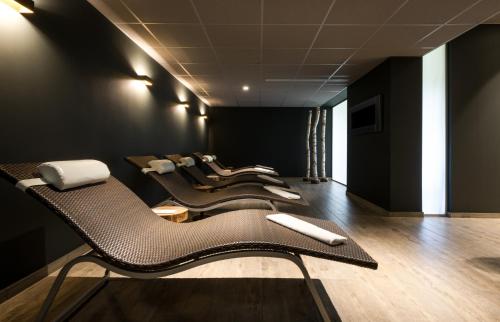 a row of chairs in a room with black walls at GolfResort Semlin in Semlin