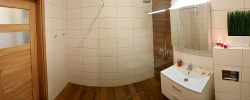 Ένα μπάνιο στο Apartamenty Elbląg