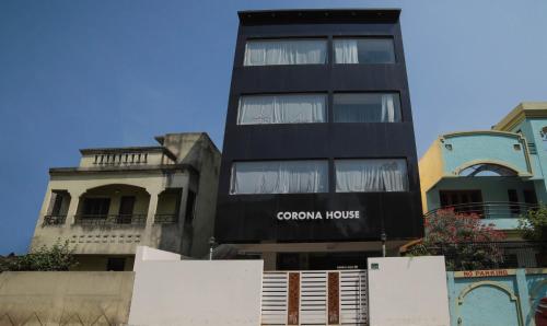 un edificio negro con un hotel corazon escrito en él en Itsy By Treebo - Le Clover, en Nagpur