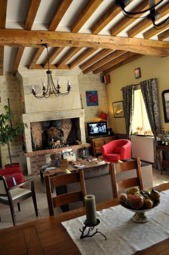 Μια τηλεόραση ή/και κέντρο ψυχαγωγίας στο B&B le bourg d'Aunou, petit déjeuner compris