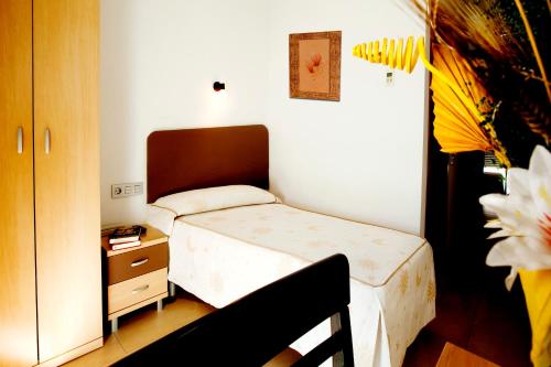 małą sypialnię z łóżkiem i szafką nocną w obiekcie Hostal San Marcos w mieście San Fernando