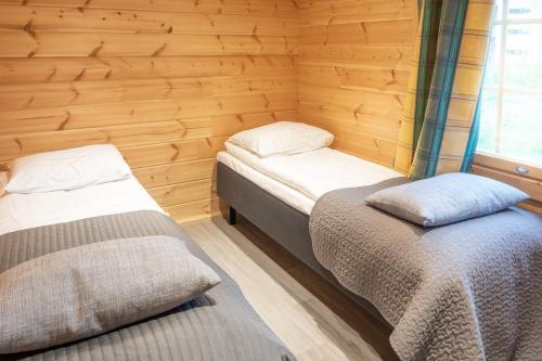 Tempat tidur dalam kamar di Harriniva Adventure Resort Cabins