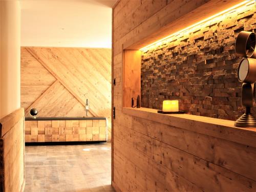 een kamer met een bakstenen muur en een kaars op een aanrecht bij Chalet l'Ardoisière in Villard-Reculas