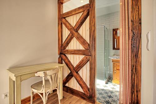 a sliding barn door in a bathroom with a desk at NINHO SALOIO in Venda do Pinheiro