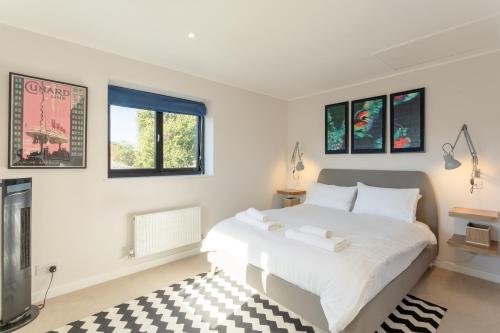 Llit o llits en una habitació de Modern 2 Bedroom Apartment Near Portobello Road