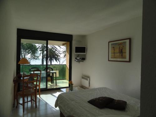 Postel nebo postele na pokoji v ubytování Cannes Terrace Beach Front & Sea view