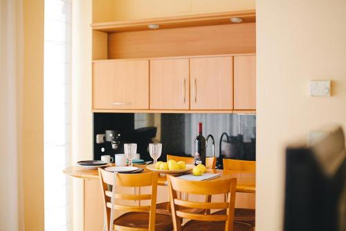 A kitchen or kitchenette at MAREA Hotel