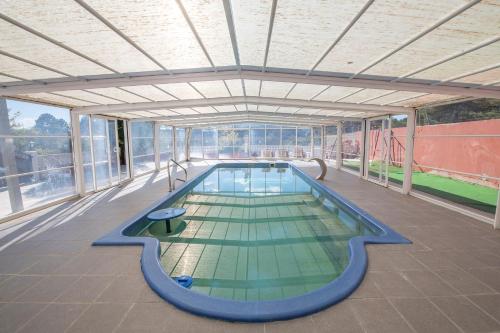 een groot zwembad in een gebouw met ramen bij Casa El Mirador in Teruel