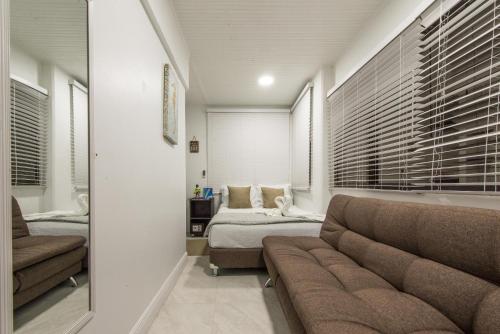 a bedroom with a bed and a couch in a room at Hotel Las Lunas in San Andrés