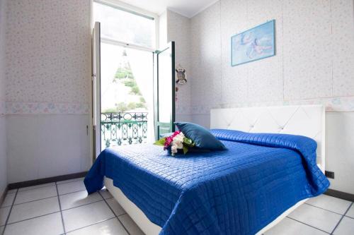 a bedroom with a blue bed with flowers on it at La casa del capitano in Atrani