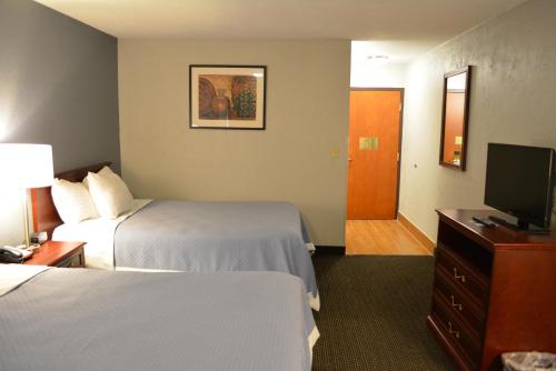 Postel nebo postele na pokoji v ubytování Days Inn by Wyndham Clive - West Des Moines