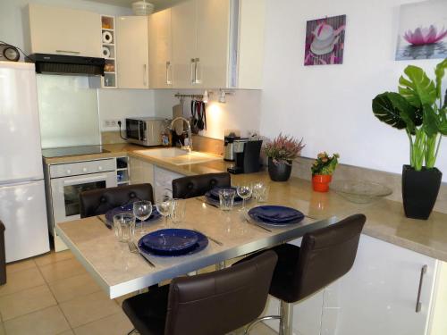 eine Küche mit einem Tisch und Weingläsern darauf in der Unterkunft 9 Avenue de Carras in Nizza