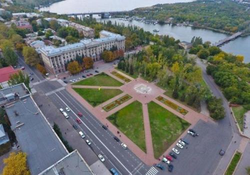 una vista aérea de un parque con un gran edificio en Admiral Home en Mykolaiv