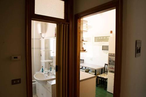 y baño con lavabo, espejo y lavabo. en Casa della Posta en Borzonasca