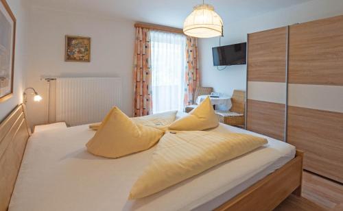 A bed or beds in a room at Landgasthof Steiner