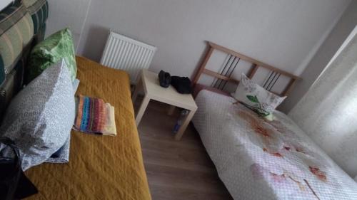 コリツォヴォにある2х комн комфорт Утреннийのベッドルーム1室(ベッド2台、テーブル、椅子付)