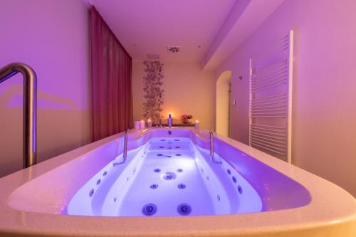 Bazén v ubytování Wellness & Spa hotel Villa Regenhart nebo v jeho okolí