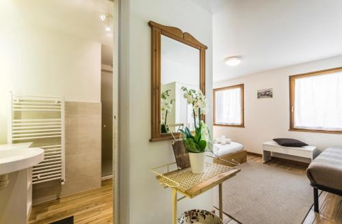 a bathroom with a sink and a mirror at LA LOGGETTA affittacamere in Bassano del Grappa