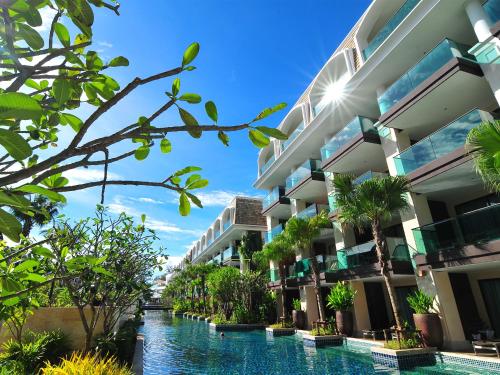 hotel z rzeką przed nim w obiekcie Phuket Graceland Resort and Spa w Patong Beach