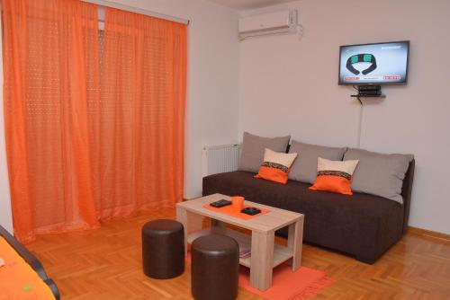 a living room with a couch and a table at Apartman Radmanovac in Vrnjačka Banja