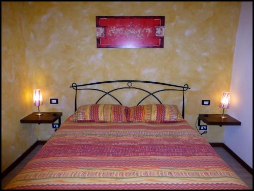 ベッルーノにあるDal Capo Bed & Breakfastのベッドルーム1室(両側にランプ2つ付)