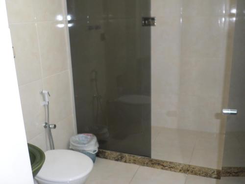 uma casa de banho com um chuveiro, um WC e um lavatório. em HOTEL ESTADUAL adults only no Rio de Janeiro