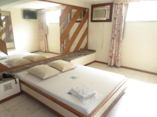 um quarto com uma cama com uma estrutura em madeira em HOTEL ESTADUAL adults only no Rio de Janeiro