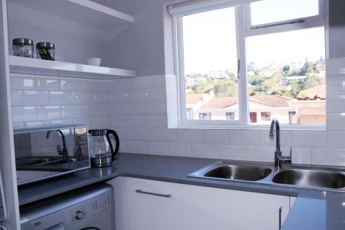 una cucina con lavandino e finestra di Beautiful Bell Rock - partial inverter a Plettenberg Bay