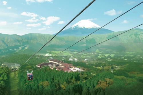 a ski lift with a snow covered mountain in the background at Hotel Green Plaza Hakone in Hakone