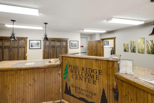 a ping ridge welfare center with a wood counter w obiekcie Pine Ridge Condos w mieście Breckenridge