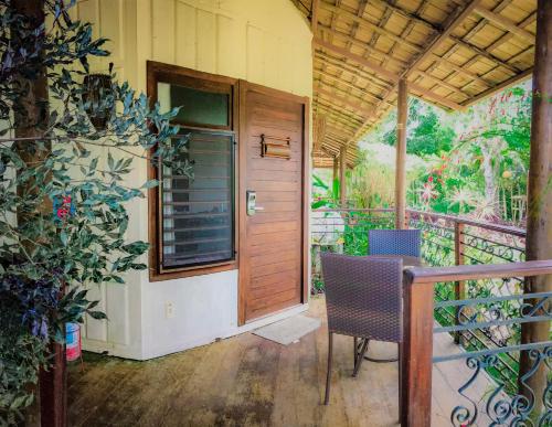 een veranda met een tafel en stoelen op een balkon bij Hotel Vale das Nuvens in Guaramiranga