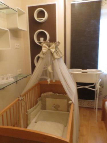 a room with a crib with a box and a sink at Ascherhof in Auffach